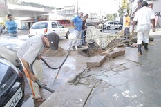 Prefeitura desobstrui rede de águas pluviais na Avenida Euterpe Friburguense