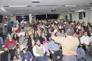 Centenas de pessoas se reuniram na Faculdade de Filosofia Santa Dorotéia 