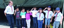 Escoteiros comemoram na praça cem anos de escotismo no Brasil