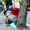 Lixo jogado na rua continua poluindo o centro da cidade