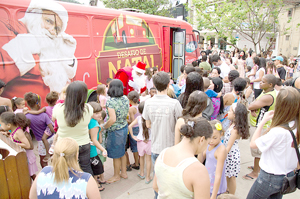 Neste Natal a alegria da garotada chega de ônibus