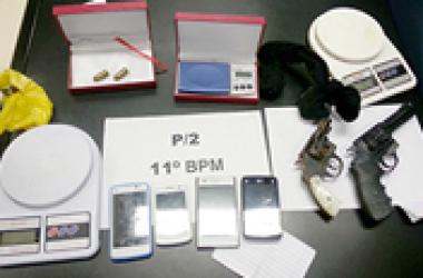 Armas e drogas recolhidas pela P2 em São Geraldo