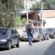 Na Avenida dos Ferroviários, uma série de obstáculos dificulta motoristas e pedestres