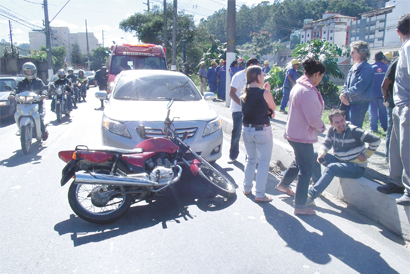 Motociclista atropela mulher e apanha de populares no Centro