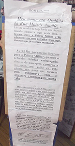 Ato de vandalismo com orelhão gera protesto bem-humorado de morador