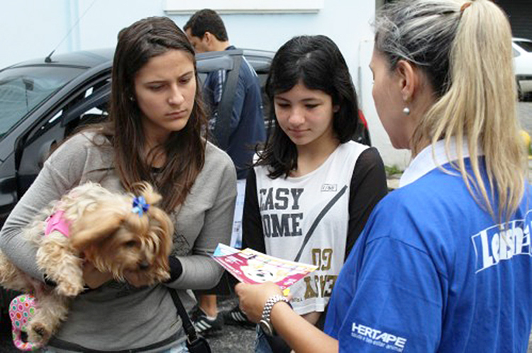 Cerca de 320 cães receberam aplicação de antiparasitários no evento realizado na porta do OAB