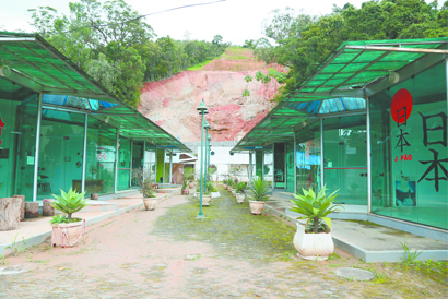 Praça das Colônias continua abandonada