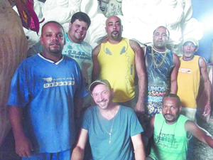 Escola Alunos do Samba faz  homenagem a todos os deuses