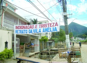 Sofrimento sem fim... Moradores da Vila Amélia espalham faixas pelo bairro demonstrando insatisfação pela demora na reconstrução 