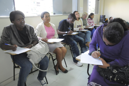 Alunos do Cevest participam de entrevista para preencher vagas na Triumph