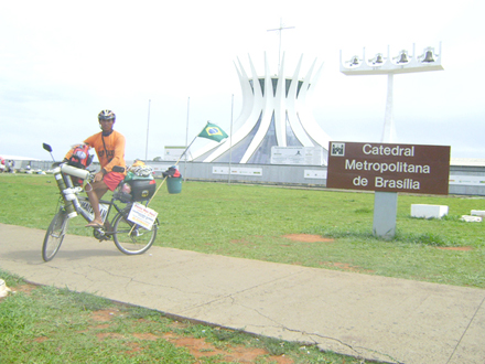 Amazonense percorre todas as capitais de bicicleta e quebra recorde