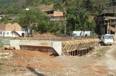 Ponte no Córrego Dantas: DER afirma que parte de terreno particular terá que ser desapropriado (Fotos: Amanda Tinoco)