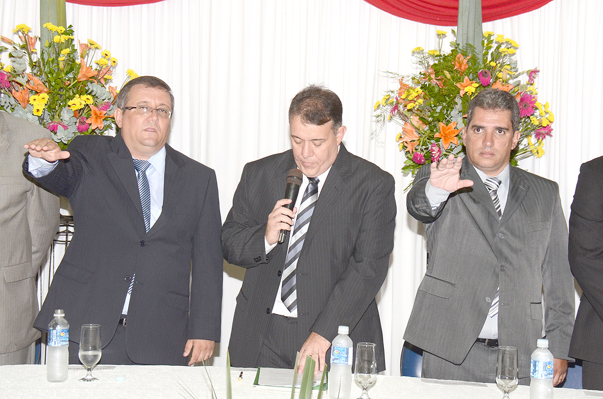 Dr. Félix é empossado prefeito em clima de emoção