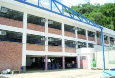 Volta às aulas na rede estadual menos de um mês após a tragédia gera protestos de alunos e professores