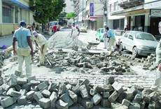 Prefeitura realiza obras emergenciais na rede de águas pluviais da Rua Duque de Caxias