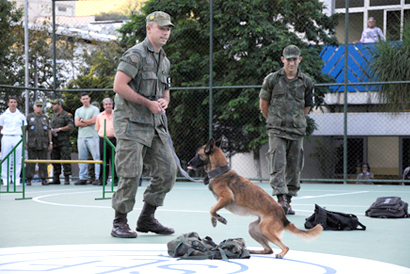 Cães que escoltaram Obama no Rio são destaque na apresentação da futura sede de curso de adestramento