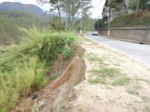 Trechos desabados desde janeiro preocupam moradores do Santa Eliza