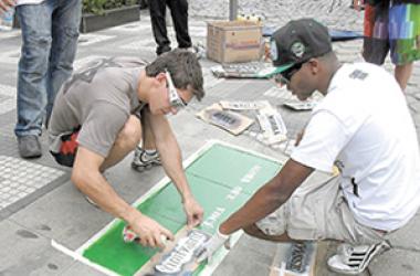 Grafiteiros dão novo visual a faixas de pedestres no Centro 