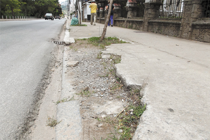 Andar pelas calçadas  da cidade é um risco