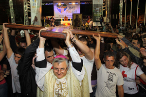 Dom Edney carrega Cruz com os jovens em Nova Friburgo