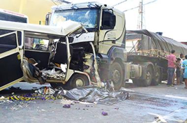 Tragédia na estrada: dois mortos em acidente entre caminhão e Kombi em Mury 