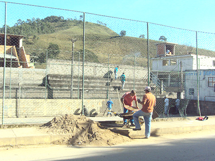 Prefeitura reforma quadra esportiva no bairro Nova Esperança