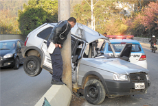 Acidente de carro deixa dois jovens gravemente feridos na Via Expressa