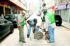 Limpeza dos bueiros no Centro revela os maus hábitos da população