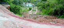 Na Ponte da Saudade, a natureza em contraste com entulhos e sujeira