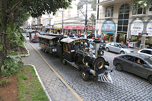 Trem do Samba anima as ruas de Nova Friburgo