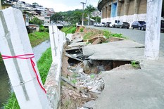 Trecho desabado em margem de rio continua oferecendo riscos no Centro