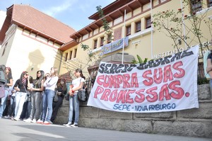 “Educação na rua. Cabral, a culpa é sua”