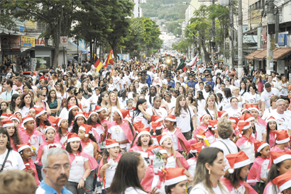 Natal em Nova Friburgo: chegada de Papai Noel emociona o público