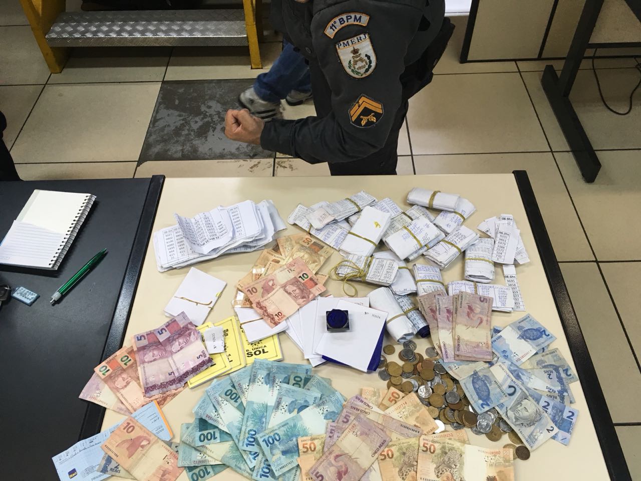 O dinheiro encontrado com os suspeitos (Foto: 11º BPM)