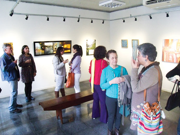 Aberta no início do mês com a presença de figuras do meio cultural e artístico do município, a exposição reúne obras de dez artistas locais (Foto: Amanda Tinoco / A Voz da Serra)