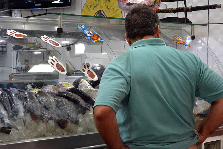 “O bacalhau está ficando de lado”, revela a gerente de uma peixaria no Centro (Foto: Henrique Pinheiro)