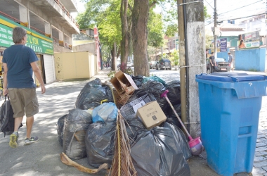 Em muitas calçadas, pedestres dividem espaço com sacos de lixo descartados fora do horário (Foto: Arquivo AVS)