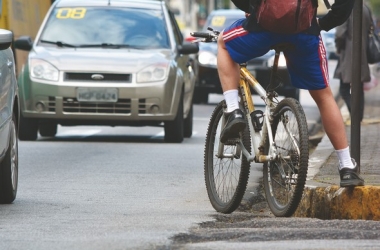 Andar de bicicleta pelas ruas de Friburgo é missão quase impossível (Fotos: Henrique Pinheiro)