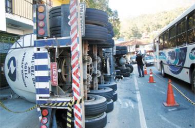 Susto na madrugada: carreta de cimento tomba na RJ-116