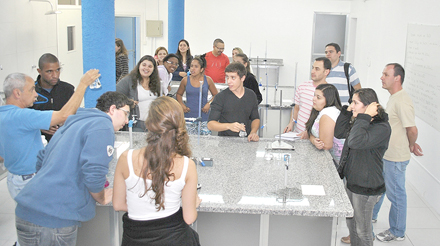 Engenharia de Produção da Candido Mendes tem  primeira aula no laboratório de química e física