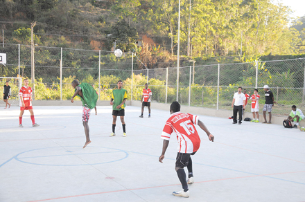 Prefeitura inaugura mais uma quadra poliesportiva na cidade 