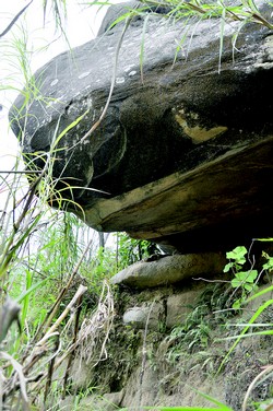 A VOZ DOS BAIRROS - Jardim Ouro Preto: risco de enorme bloco de pedra rolar sobre centenas de casas e o medo de novas enchentes deixam os moradores em alerta