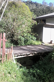 Ponte de madeira preocupa moradores do Debossan