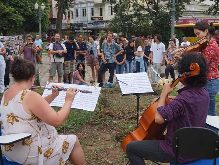 O Trio Glaziou participa da ação cultural que será realizada pelo Movimento Abraço às Árvores - SOS Praça Getúlio Vargas