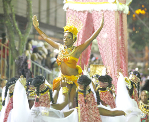 Em tons vermelhos e dourados, Imperatriz  fecha desfile das escolas