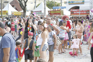 Baile infantil agita a Praça Dermeval