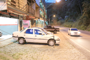 Carros na calçada geram reclamações de moradores na Ponte da Saudade