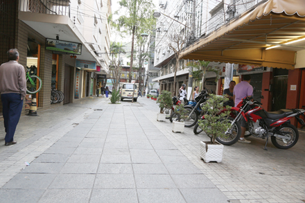 Comerciantes da Rua Portugal querem que as mesas voltem às calçadas de bares e restaurantes
