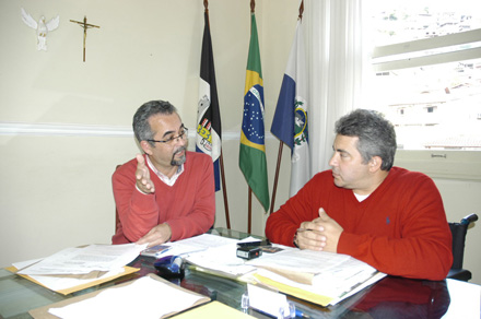 Prefeito Sérgio Xavier recebe Minuta da Lei Municipal de Cultura para estudo