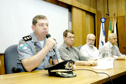 Guardas municipais, coordenadores e fiscais de postura recebem homenagem